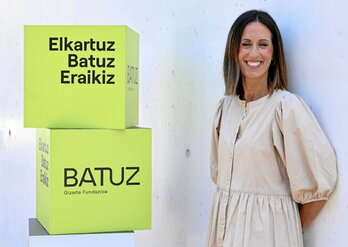 Aitziber Zubillaga, junto al nuevo logo.