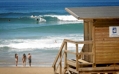 Surflariak eta bainulariak, Donostiako Zurriola hondartzan.