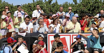 Alumnos del colegio público de Milagro, junto a las autoridades.
