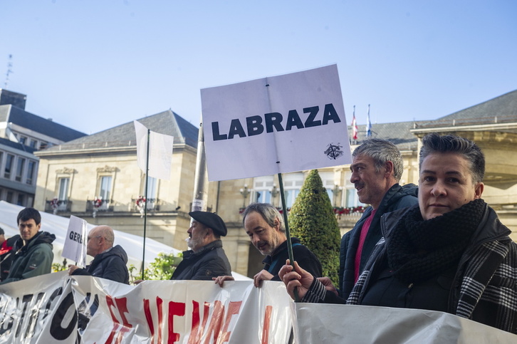 Imagen de archivo de una concentración de Araba Mendiak Aske contra el parque eólico de Labraza.