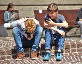 Dos jóvenes con sus teléfonos móviles, en imagen de archivo.
