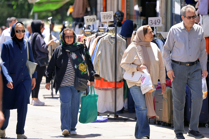 Iraníes en una calle comercial en Teherán.
