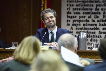 Agentes de la UCO en el registro de la vivienda de Zarrías en Madrid.