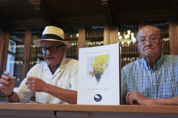 Juan Ramon Makuso eta Sebastian Gartzia Trujillo, liburuaren aurkezpenean.