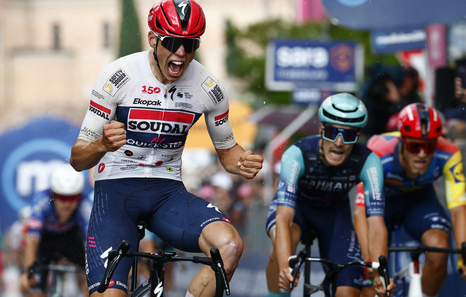 Paul Magnier se deja llevar por la ola buena de sus lanzadores y suma su tercera etapa del Giro