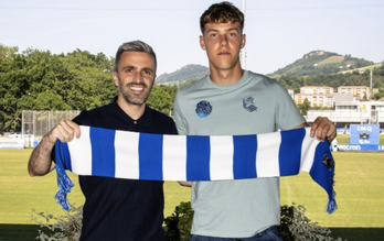 Ibai Aguirre posa en Zubieta con el director deportivo Erik Bretos.