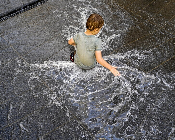 Un niño se refresca en Toulouse.