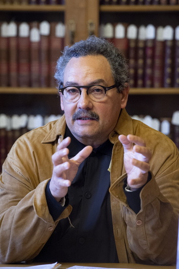 Fito Rodriguez Donostiako Udal Liburutegian, artxiboko irudi batean