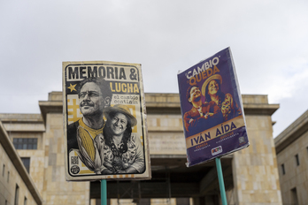 Carteles a favor de los candidatos del Pacto Histórico, Iván Cepeda y Aida Quilcué, en el cierre en la plaza de Simón Bolívar de Bogotá.