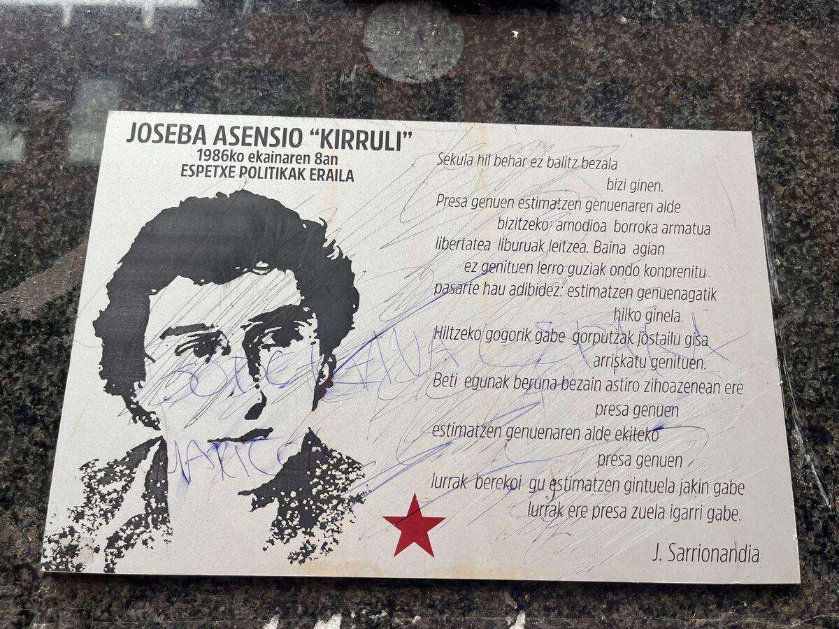 'Kirruli'ren omenez lehen zegoen plaka, Sarriren olerkiarekin, faxistek margotu zuten maiatzean (NAIZ)