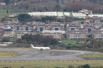 Aeropuerto de Loiu con bloques de viviendas del municipio de Derio.