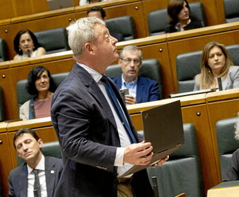 El consejero, Bingen Zupiria, se acerca a la tribuna de oradores con su intervención.