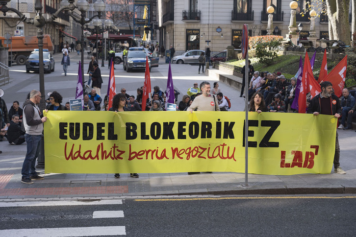 Una de las concentraciones de LAB frente a la sede de Eudel en Bilbo.