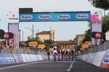 Lorena Wiebes gana la primera etapa del Giro.
