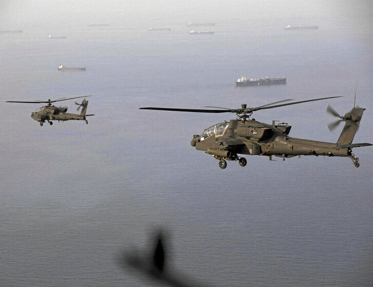 Helicópteros de EEUU patrullando desde el cielo el estrecho de Ormuz.