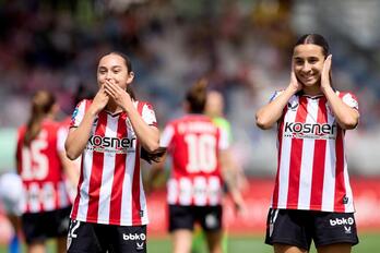 Agote y Nerea Benito celebran un gol del Athletic al Alhama.