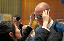 A la izquierda, un asistente prueba unas gafas en la sede de la ONU que generan subtítulos automáticos del chino en cualquier idioma en el día de la Lengua China. Sobre estas líneas, esquemas lógicos de Gottlob Frege.