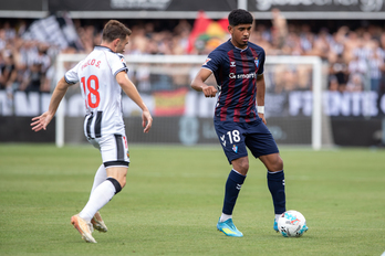 Adu Ares controla el balón ante el eibarrés Pablo Santiago en el partido de Segunda entre Eibar y Castellón.