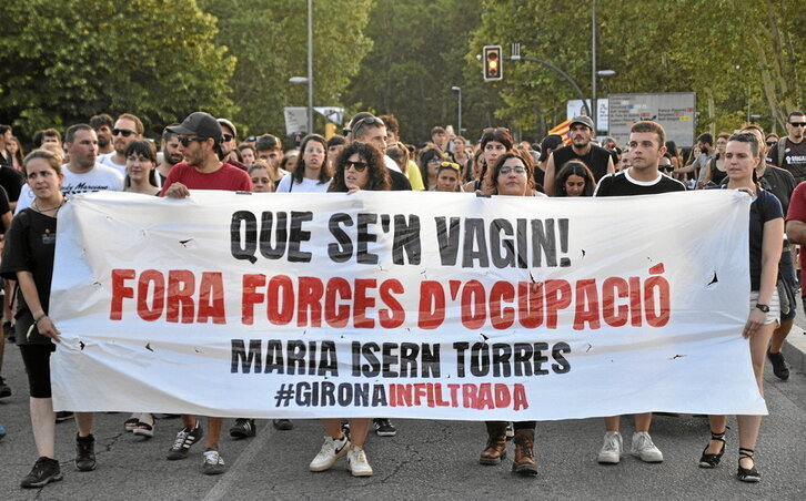 Abajo, marcha en Girona en protesta por las infiltraciones el 20 de julio de 2023.