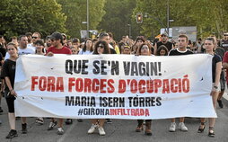 Abajo, marcha en Girona en protesta por las infiltraciones el 20 de julio de 2023. A la derecha, asamblea de profesores del pasado 6 de mayo, donde se detectó la presencia de dos agentes de los Mossos.