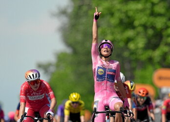 Elisa Balsamo cruza la línea de meta de Caorle.