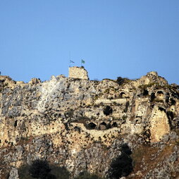 Una bandera israelí ondea sobre el castillo de Beaufort.