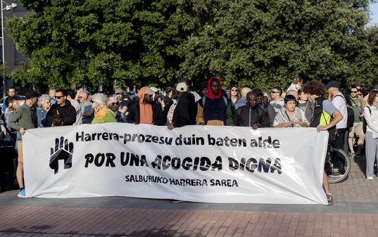 El lugar de la concentración solo está a unos poco metros de los soportales donde los solicitantes han tenido que dormir.