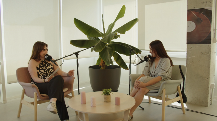 Leire Berasaluze Gerrikagoitia, Leire Letu bezala ere ezaguna, Leku Baten Bila podcastean Iraia Cambrarekin.