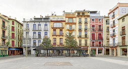 Sobre estas líneas, el antes y el después de la reformulación de la Plaça Major de Olot. A la derecha, propuesta que también incluyó a las fachadas.