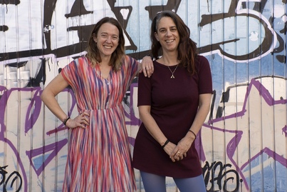 Edurne Redín y June San Millán, en la oficina de la Red Navarra de Lucha contra la Pobreza y la Exclusión Social.