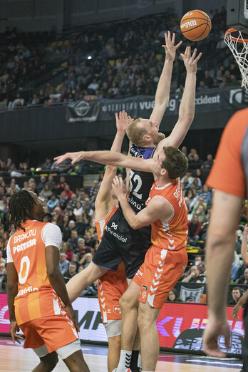 Bilbao Basket precisará a una Hlinason imperial para frenar a Valencia Basket.