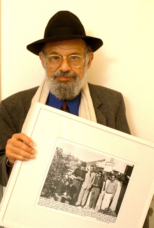 Ginsberg, en París en 1995 con una foto de artistas de la Beat Generation.