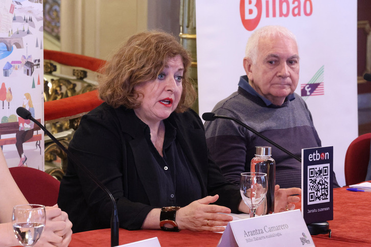 Arantza Camarero, Bilbo Zaharra euskaltegiko ordezakaria, eta Joseba Sarrionandia.  