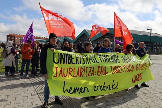 LAB sindikatuko kideak protesta bat egiten EHUn