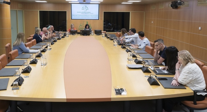 Reunión de la comisión parlamentaria para crear la ponencia sobre el blindaje del euskara.