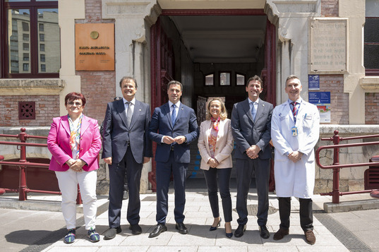 Pradales y sus consejeros Martínez y D’Anjou, con Calviño tras la firma del préstamo en Bilbo.