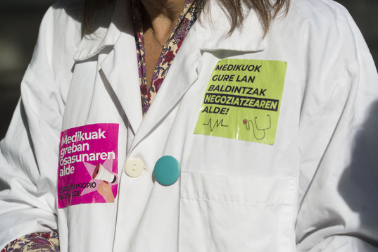 Demandas de médicos vascos, en una movilización en Donostia hace dos semanas.