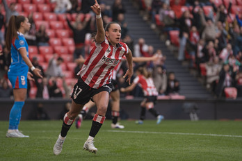 Nerea Nevado celebra un gol en el partido de Liga F entre Athletic y Atlético en San Mamés.