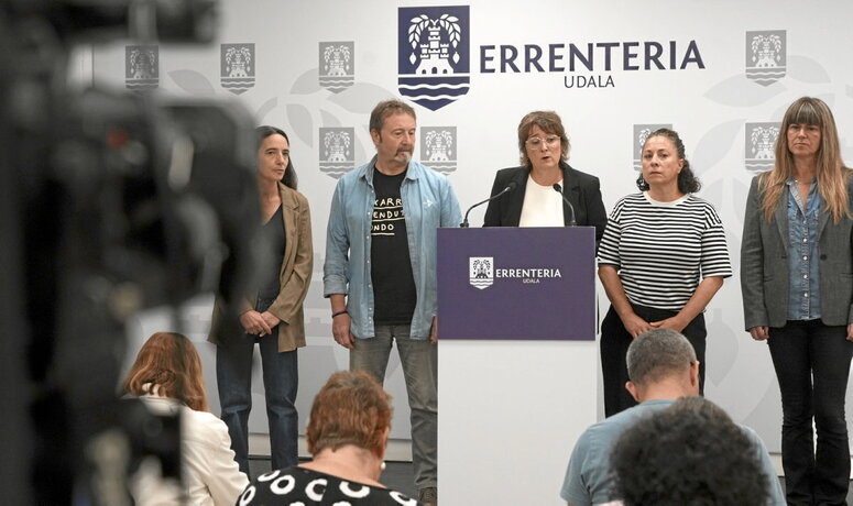 Aizpea Otaegik eman zituen, Errenteriako Udalaren izenean, bi auzien inguruko azalpenak hedabideen aurrean.