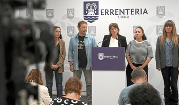 Aizpea Otaegik eman zituen, Errenteriako Udalaren izenean, bi auzien inguruko azalpenak hedabideen aurrean.