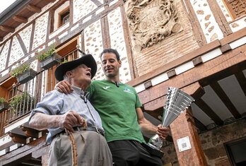 Darío conversa con uno de los ancianos -con la txapela- que le dedicaron jotas y canciones.