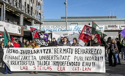 LAB, beste sindikatuekin batera, Leioan, EHUri finantzaketa handitzeko eskatzen.