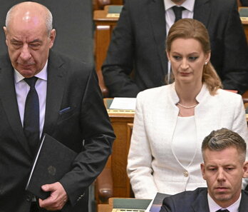 Tamas Sulyok (i) y Peter Magyar (d).