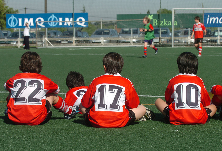 Haurrak futbol partida batean, artxiboko irudian.
