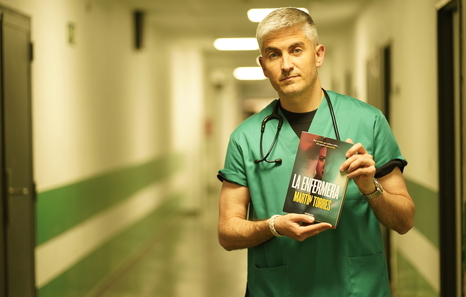 Martín Torres, un médico de Urgencias que vuelca la realidad en su primera ficción ‘noir’