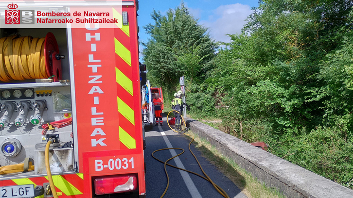 Los bomberos, en la zona en que el vehículo se ha salido de la carretera.
