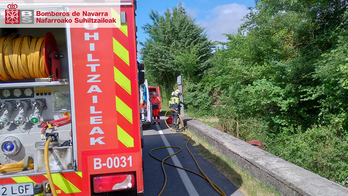 Los bomberos, en la zona en que el vehículo se ha salido de la carretera.