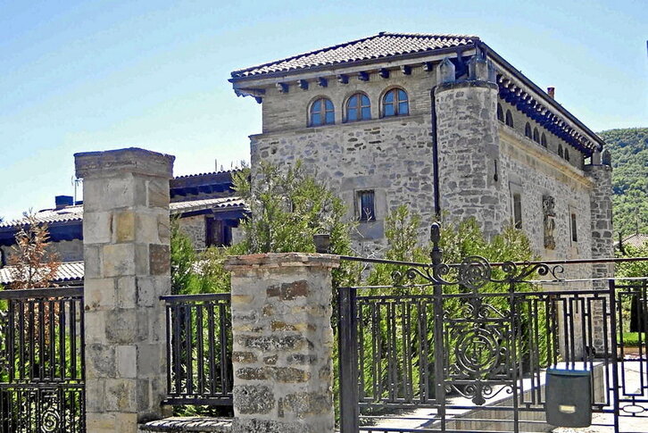 A la izquierda, imagen del Palacio Isasi-Isasmendi, en Ozaeta. A la derecha, Torre Lazarraga, también conocida como Caserío El Bolo, en Larrea.
