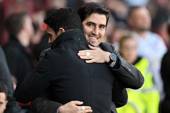 Iraola se abraza con Arteta en un Bournemouth-Arsenal. 