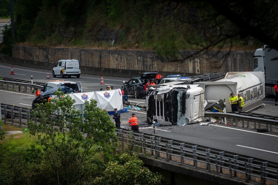 El accidente ha obligado a cortar totalmente el tráfico en la AP-8. El accidente ha obligado a cortar totalmente el tráfico en la AP-8.